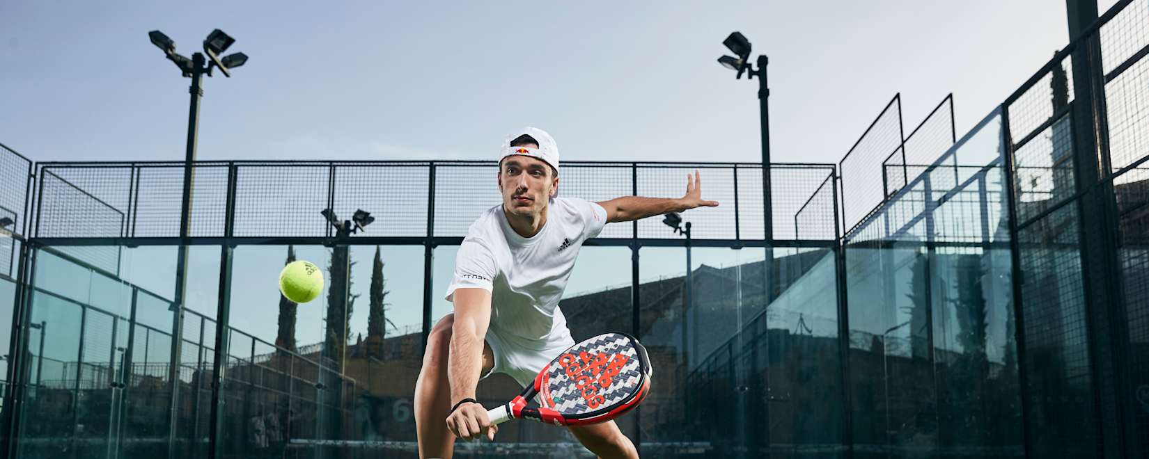 Padel-Spielerin beim Match auf dem Indoor-Court